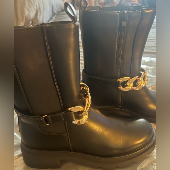 Women’s Chelsea style gold chain boots - Picture 3 of 10